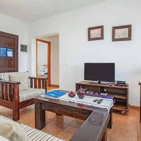 Villa Playa Blanca Sleeps 6 Air Con Wifi *